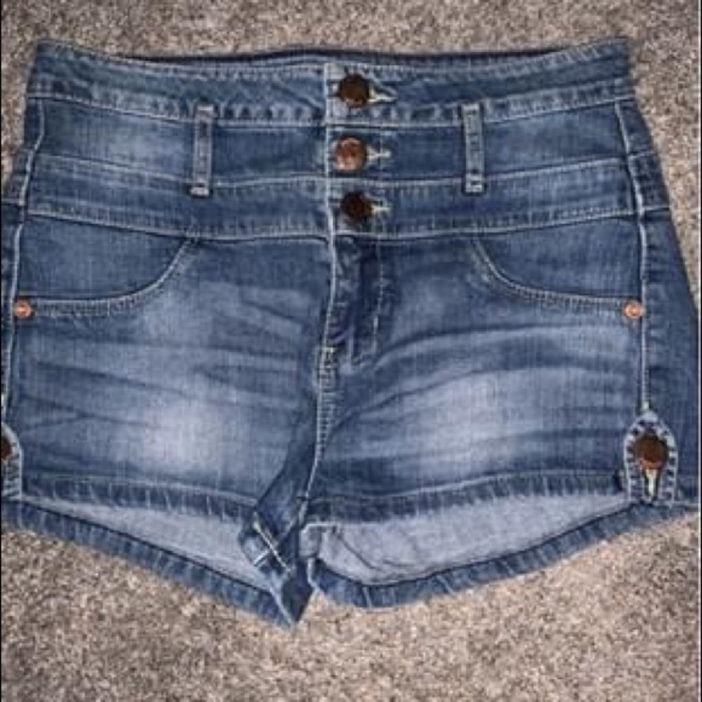 Charolette Russe Highwaisted shorts